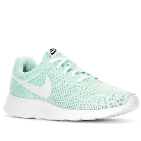 nike tanjun se womens